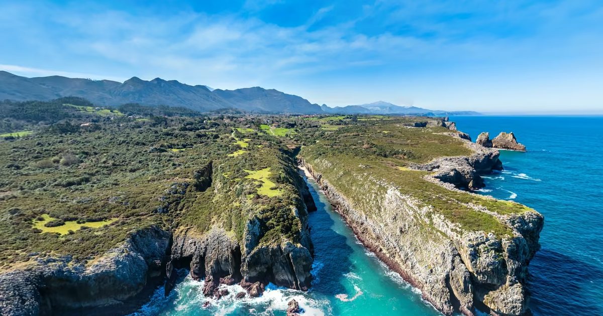 Vista aérea de Playa del Canal (L'Oteru, Llanes)