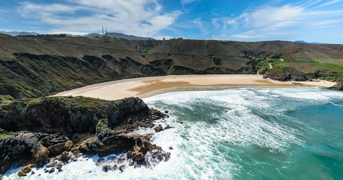 Vista aérea de Playa de Torimbia (Niembru, Llanes)