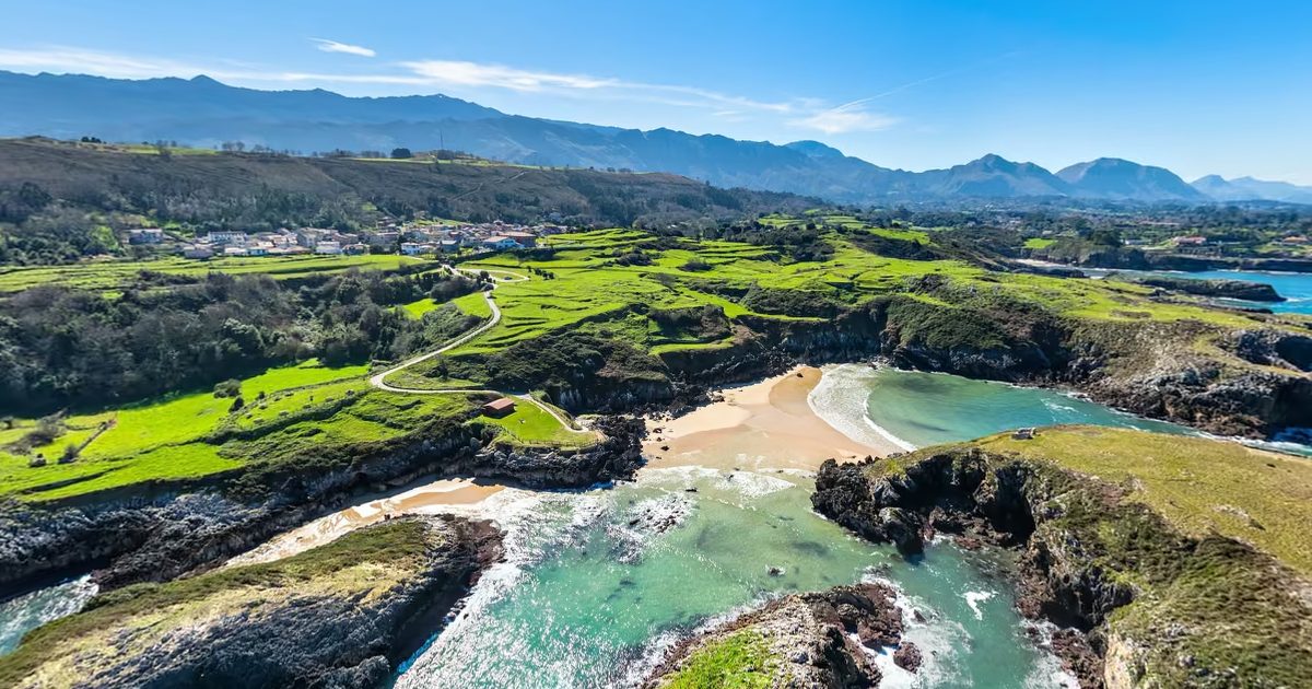 Vista aérea de Playa de Cue (Cue, Llanes)