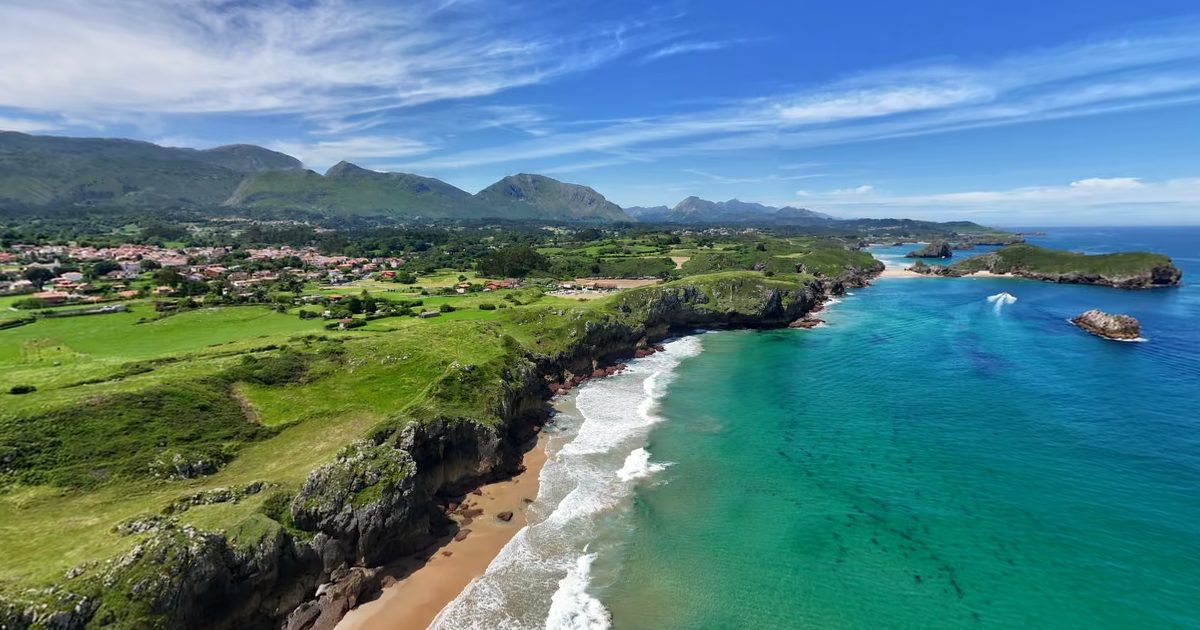 Vista aérea de Playa de Poo (Po, Llanes)