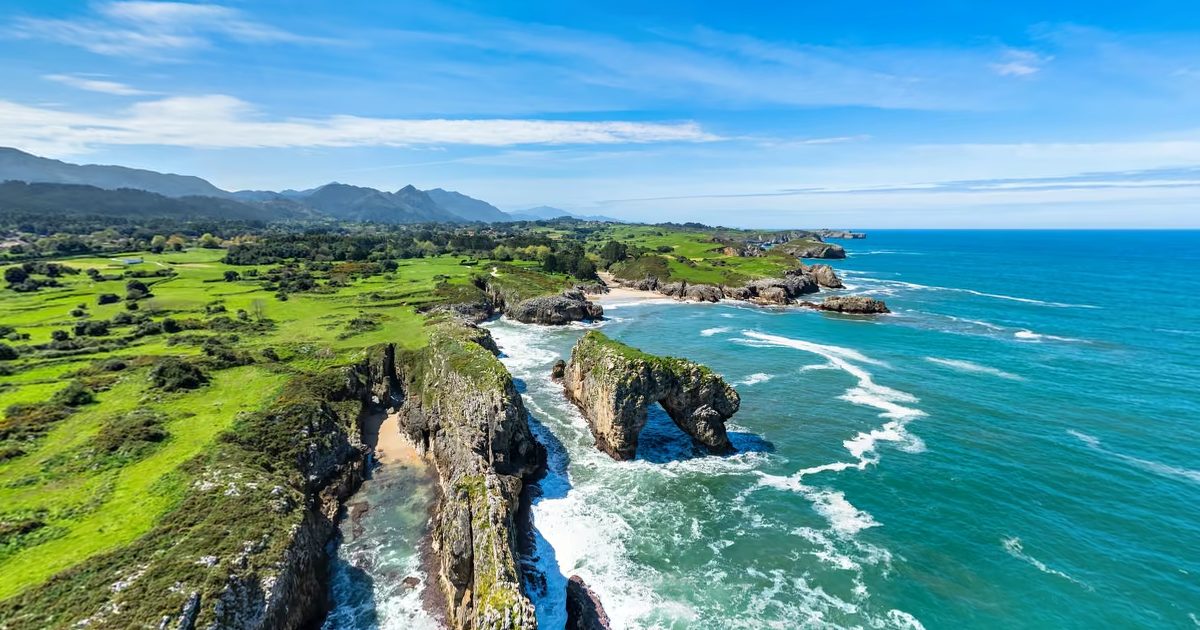 Vista aérea de Playa de La Huelga (Villaḥormes, Llanes)