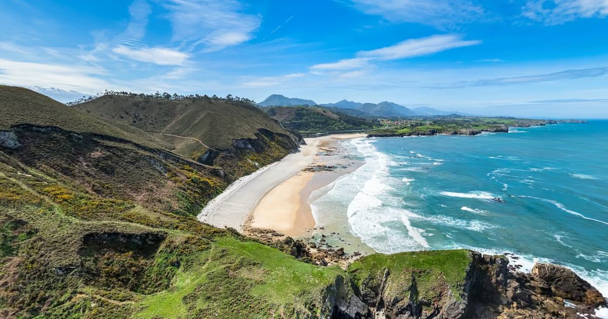 Vista aérea de Playa de San Antolín (Samartín, Llanes)