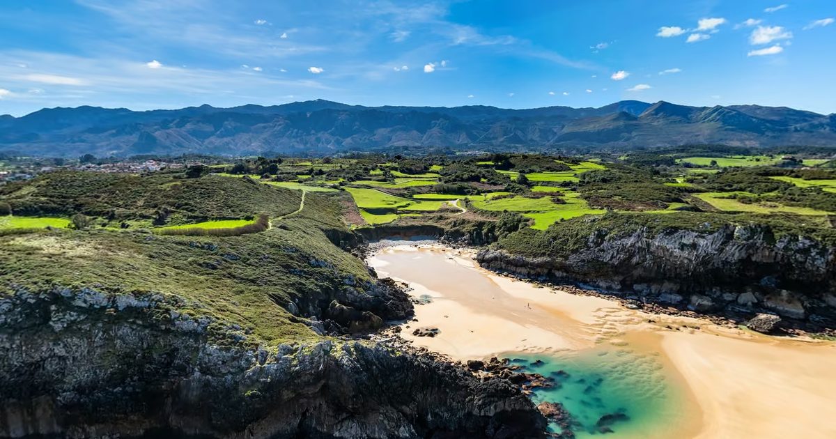 Vista aérea de Playa de San Martín (Po, Llanes)