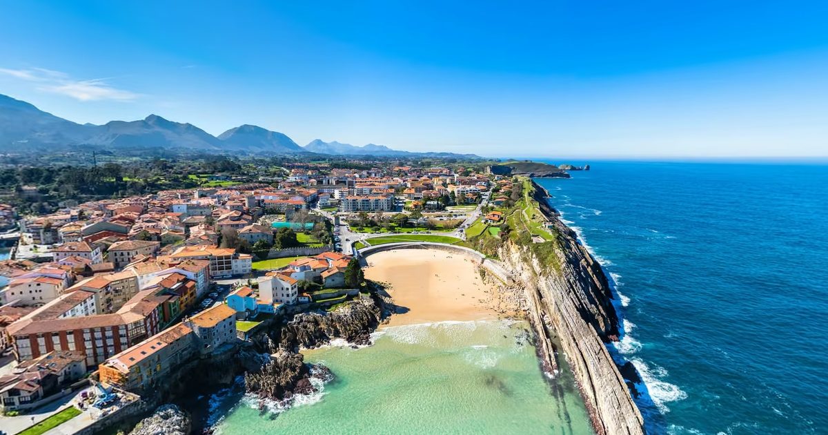 Vista aérea de Playa del Sablón (Llanes, Llanes)