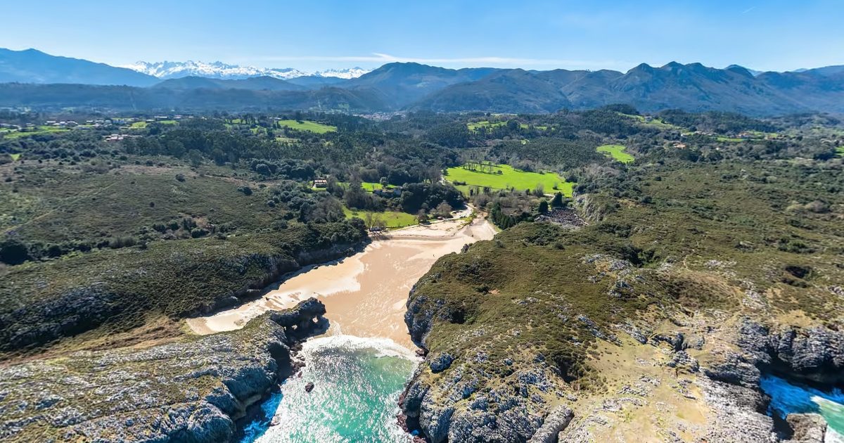 Vista aérea de Playa Cuevas del Mar (Picones, Llanes)