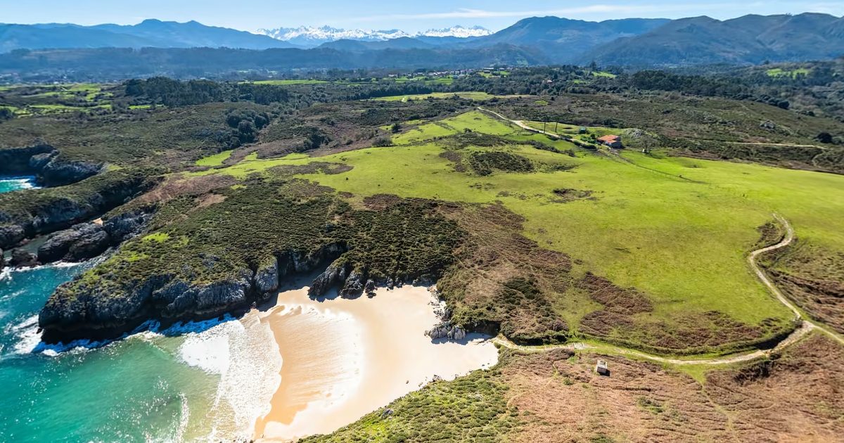 Vista aérea de Playa de San Antonio (Picones, Llanes)
