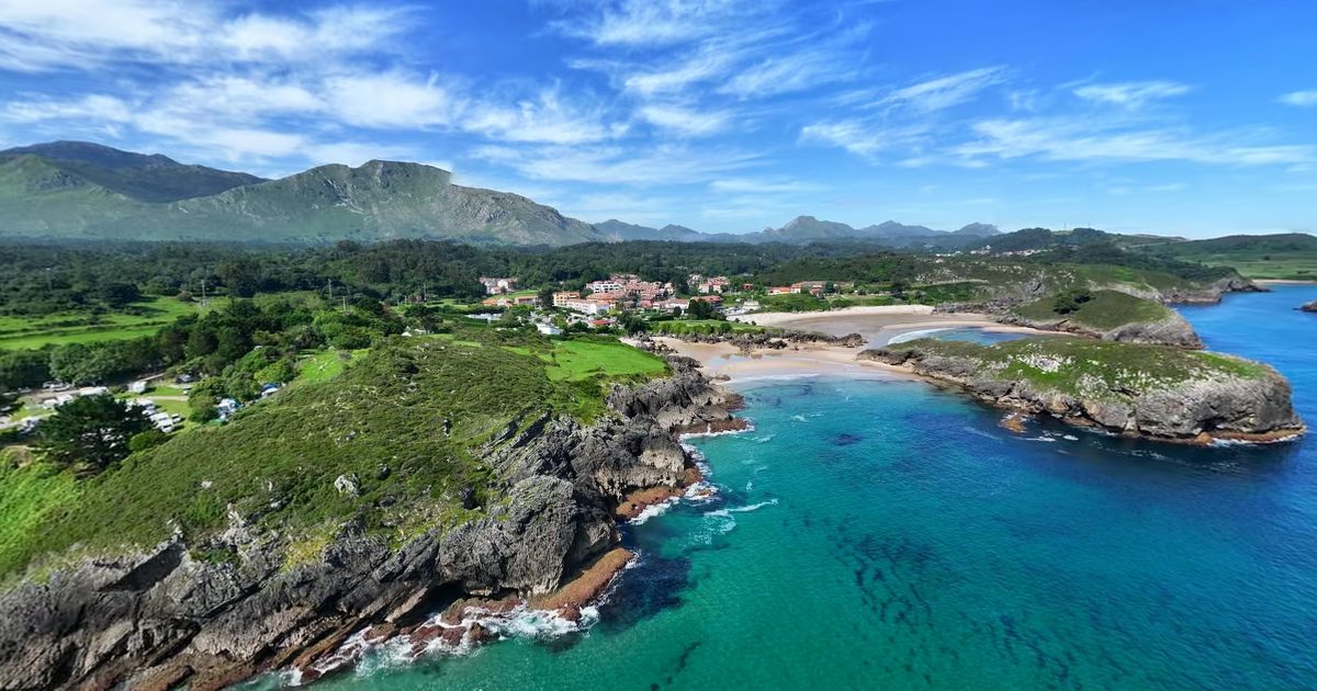 Vista aérea de Playa de Sorraos (Barru, Llanes)
