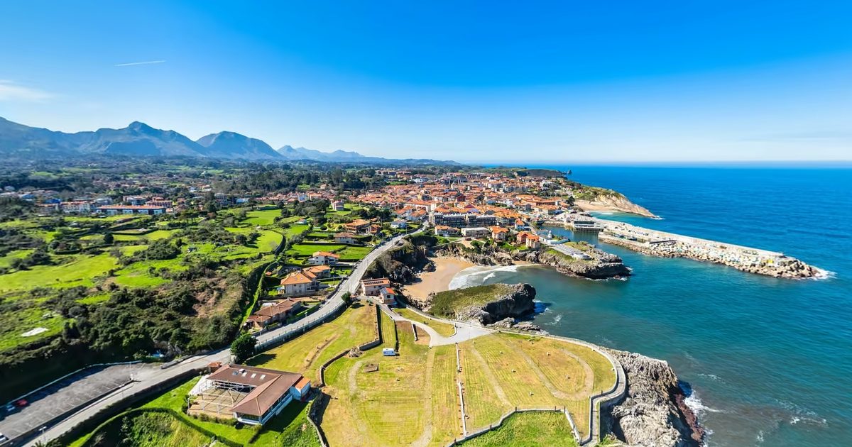 Vista aérea de Playa de Puertu Chicu (Llanes, Llanes)