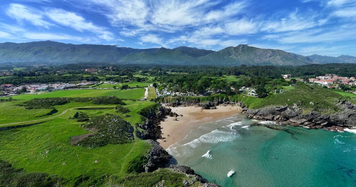 Vista aérea de Playa de Troenzo (Barru, Llanes)