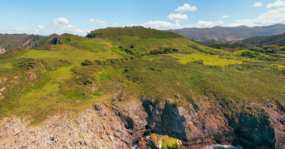 Vista aérea de Bufones de Santiuste (La Franca, Llanes)