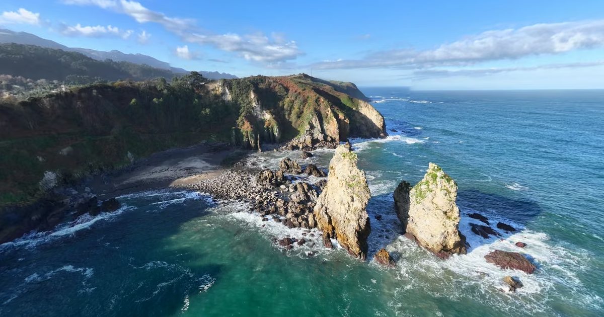 Vista aérea de Playa de Pendueles (Pendueles, Llanes)
