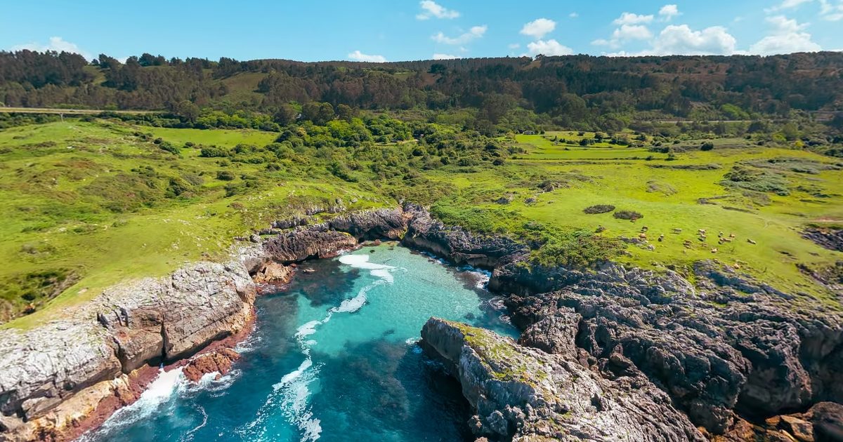 Vista aérea de Playa de Cobijeru (Buelna, Llanes)