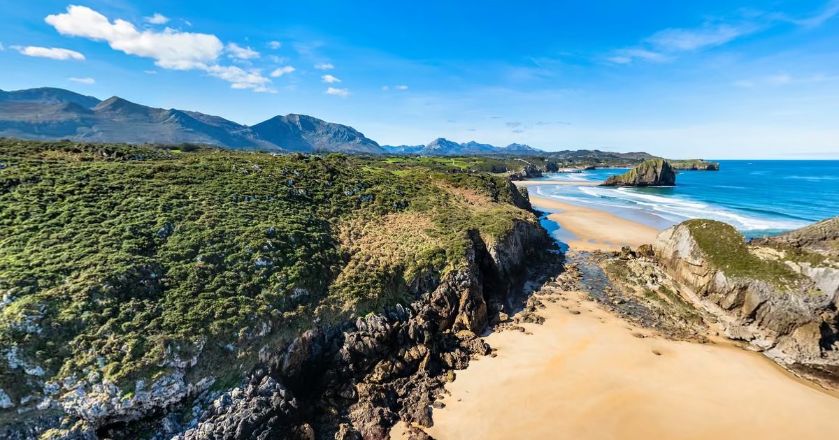 Vista aérea de Playa del Portillu (Po, Llanes)