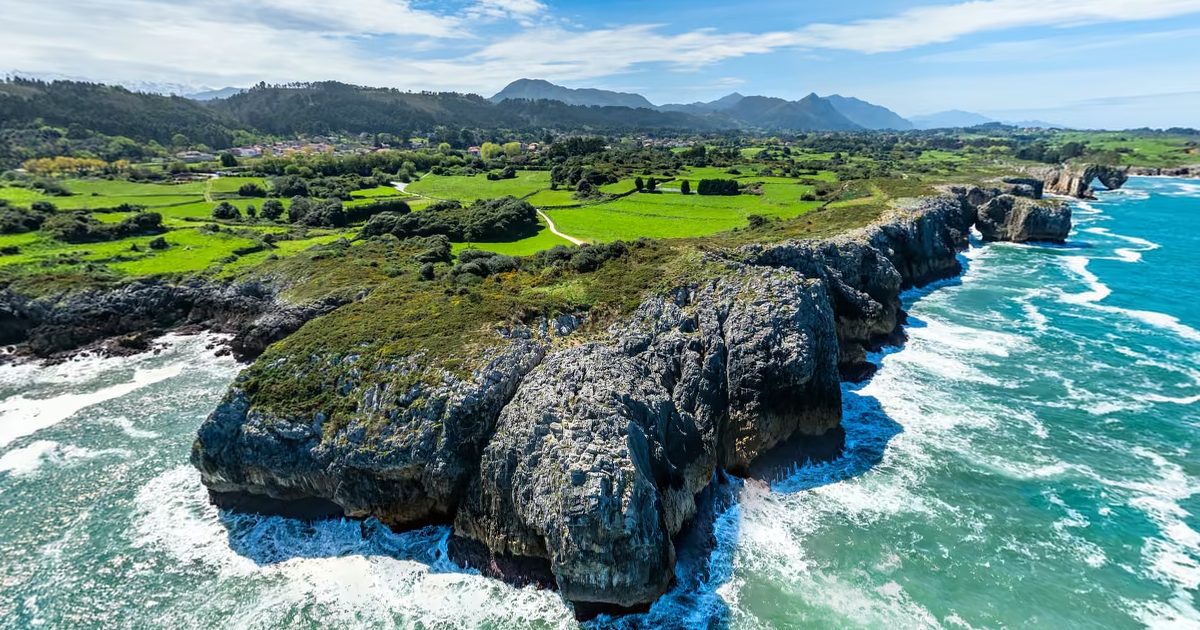 Vista aérea de Playa de Gulpiyuri (Naves, Llanes)