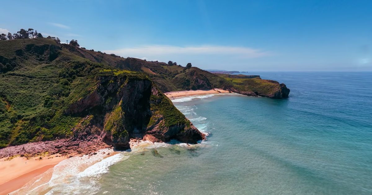 Vista aérea de Playa de Ballota (Andrín, Llanes)