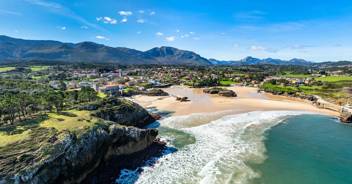 Vista aérea de Playa de Las Cámaras (Celoriu, Llanes)