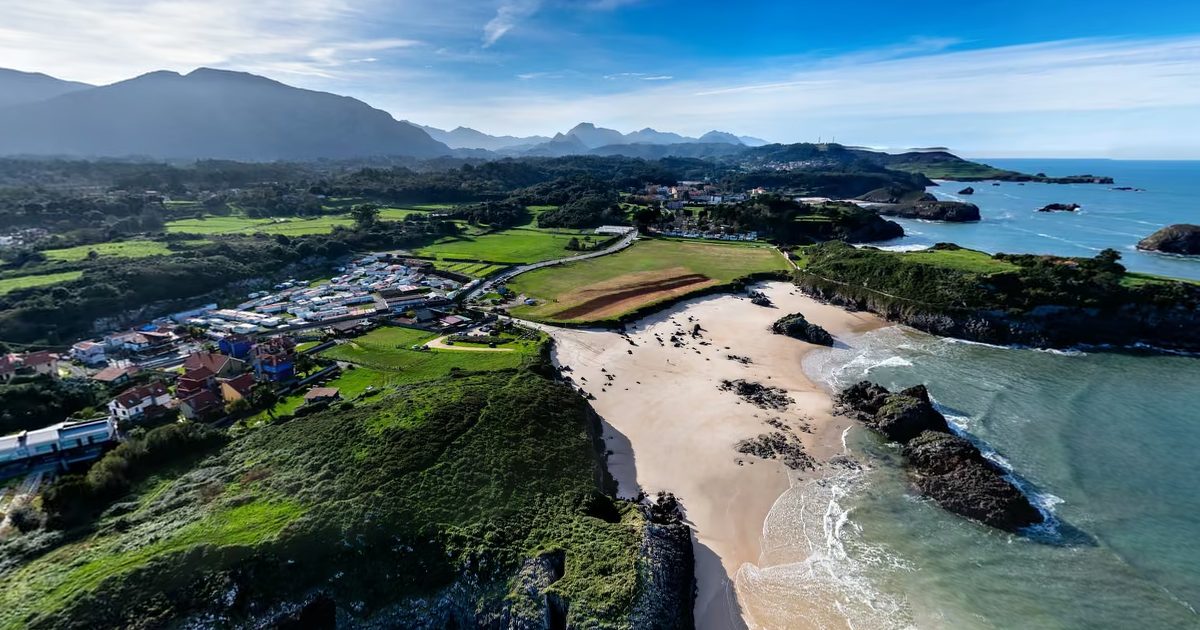 Vista aérea de Playa de Borizu (Celoriu, Llanes)